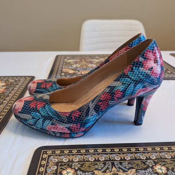 Naturalizer Heels - Picture 2 of 6